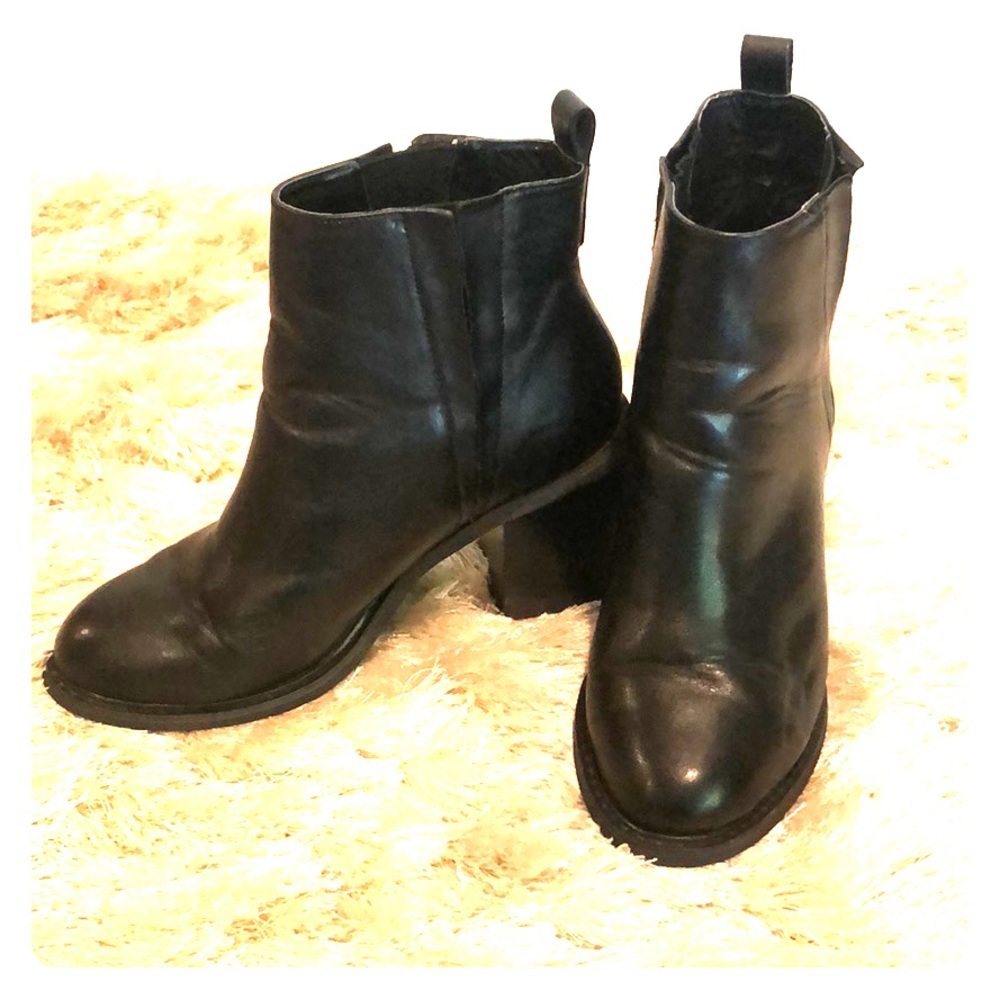 Forever 21 black faux leather 3” bootie 6
